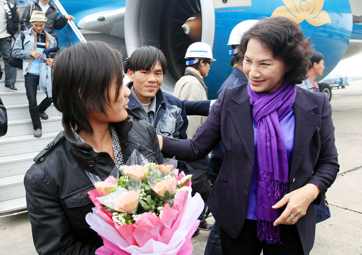 Ra tận chân cầu thang máy bay đón lao động Việt Nam ở Lybia về nước.