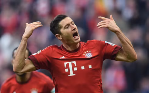 Lewandowski toả sáng giúp Bayern đánh bại Schalke. (Ảnh: Getty)