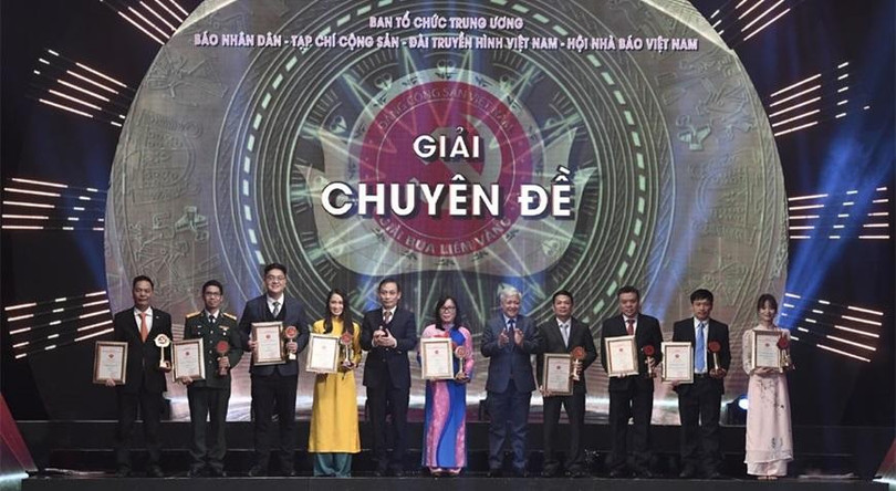 Các tác giả nhận giải Chuyên đề trong khuôn khổ Giải Búa liềm vàng. Các tác giả nhận giải Chuyên đề trong khuôn khổ Giải Búa liềm vàng.