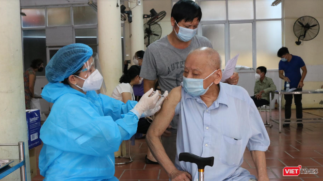 Người dân tự bảo vệ mình bằng cách tiêm phòng đầy đủ vắc xin phòng COVID-19.