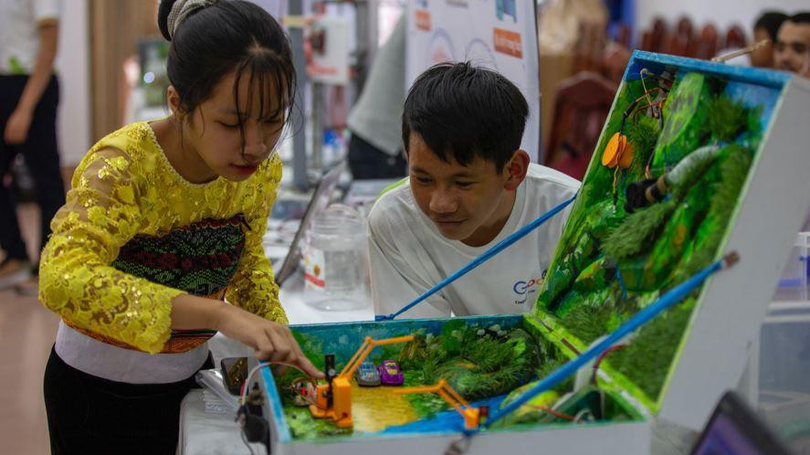 Một em học sinh dân tộc tỉnh Hòa Bình trình bày một giải pháp cảnh báo sạt lở thực hiện từ việc ứng dụng bo mạch Micro:bit và Scratch.