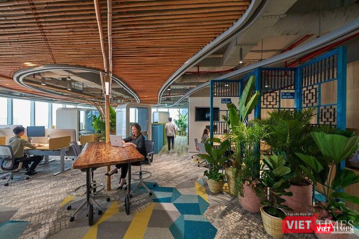 Văn phòng có nhiều khu vực không gian mở, cây xanh.