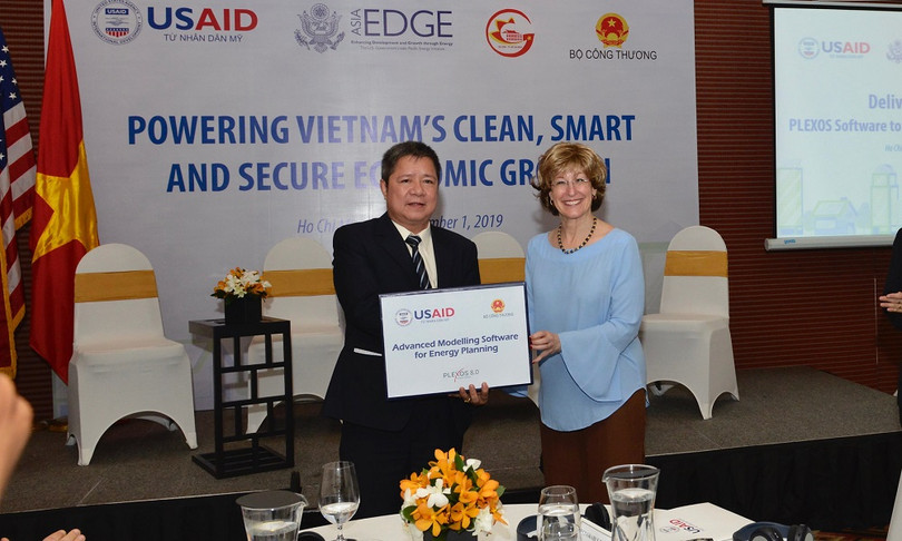 Phó Giám đốc toàn cầu USAID Bonnie Glick trao tặng Bộ Công Thương phần mềm PLEXOS mô phỏng hoạt động vận hành của các nhà máy điện và phần cứng đi kèm.
