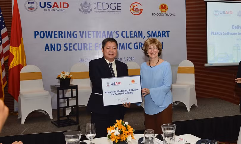 Phó Giám đốc toàn cầu USAID Bonnie Glick trao tặng Bộ Công Thương phần mềm PLEXOS mô phỏng hoạt động vận hành của các nhà máy điện và phần cứng đi kèm.