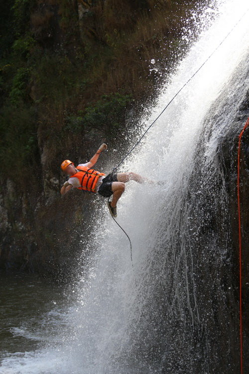 Đa số du khách tham gia du lịch mạo hiểm tại Datanla là khách nước ngoài -Ảnh: Mai Vinh