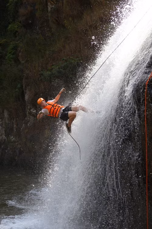Đa số du khách tham gia du lịch mạo hiểm tại Datanla là khách nước ngoài -Ảnh: Mai Vinh