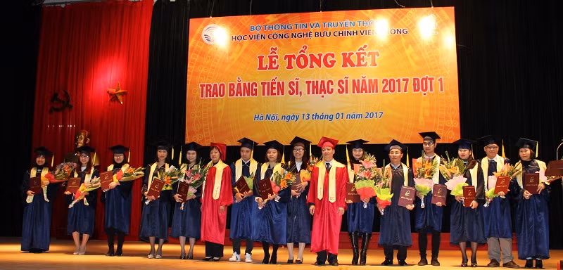 3 tân Tiến sĩ và 82 tân Thạc sĩ của Học viện Công nghệ Bưu chính Viễn thông đã được nhận bằng.