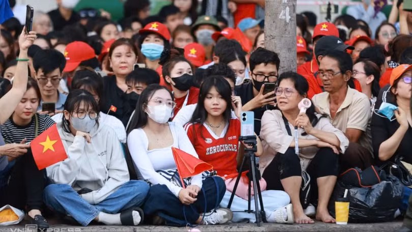 Các bạn trẻ sẵn sàng đi sớm, chọn chỗ đẹp để livestream những hình ảnh ấn tượng về lễ kỷ niệm 50 năm thống nhất đất nước.