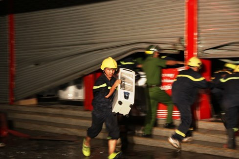 Cháy siêu thị điện máy lớn bậc nhất tỉnh Quảng Trị ảnh 4 Cháy siêu thị điện máy lớn bậc nhất tỉnh Quảng Trị ảnh 4