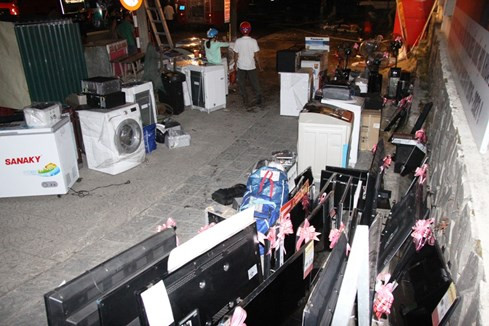 Cháy siêu thị điện máy lớn bậc nhất tỉnh Quảng Trị ảnh 5 Cháy siêu thị điện máy lớn bậc nhất tỉnh Quảng Trị ảnh 5