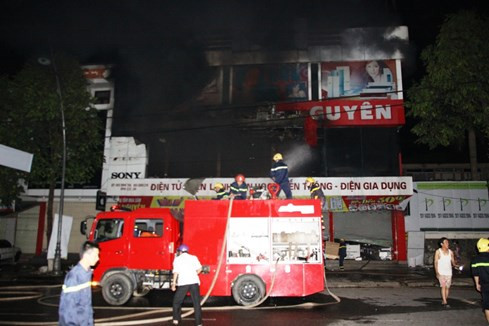 Cháy siêu thị điện máy lớn bậc nhất tỉnh Quảng Trị ảnh 6 Cháy siêu thị điện máy lớn bậc nhất tỉnh Quảng Trị ảnh 6