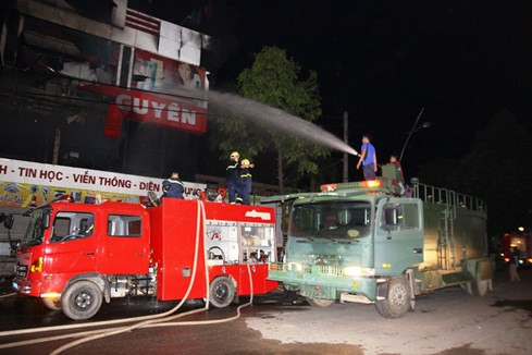 Cháy siêu thị điện máy lớn bậc nhất tỉnh Quảng Trị ảnh 8 Cháy siêu thị điện máy lớn bậc nhất tỉnh Quảng Trị ảnh 8