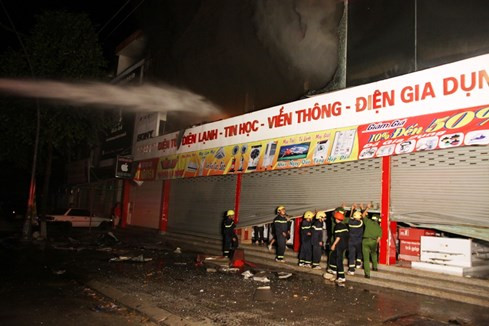 Cháy siêu thị điện máy lớn bậc nhất tỉnh Quảng Trị ảnh 3 Cháy siêu thị điện máy lớn bậc nhất tỉnh Quảng Trị ảnh 3