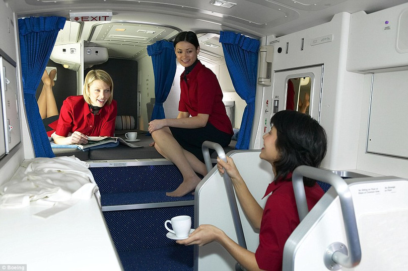 Các tiếp viên nghỉ ngơi với đầy đủ tiện nghi: sách báo, đồ uống. Ngoài ra khoang này còn có một chiêc ti vi nhỏ hơn một chiếc iPad mini.