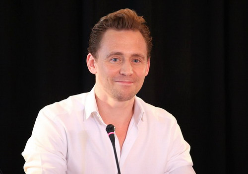 Sự xuất hiện của tài tử Tom Hiddleston gây sự chú ý lớn trong buổi họp báo sáng 21/2.