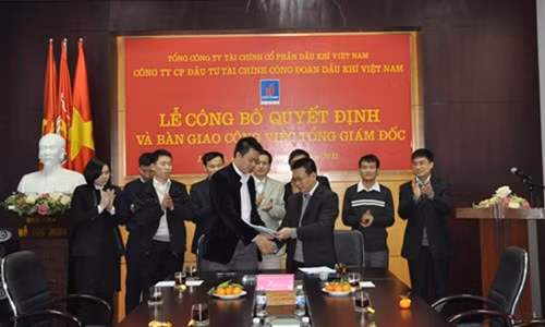 Vũ Quang Hải (bên trái) tại lễ công bố quyết định bổ nhiệm giữ chức vụ tổng giám đốc PVFI ngày 27/1/2011.
