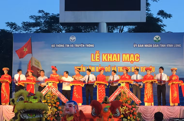 Các đại biểu cắt băng khai mạc Triển lãm