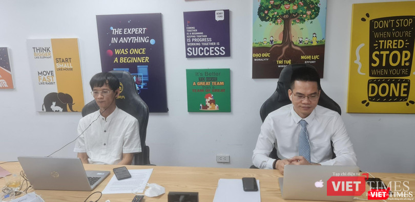 Ông Nguyễn Xuân Cường - Chủ tịch VIRESA (trái) và ông Đỗ Việt Hùng - Tổng Thư ký trao đổi với trực tuyến báo chí tại buổi công bố.