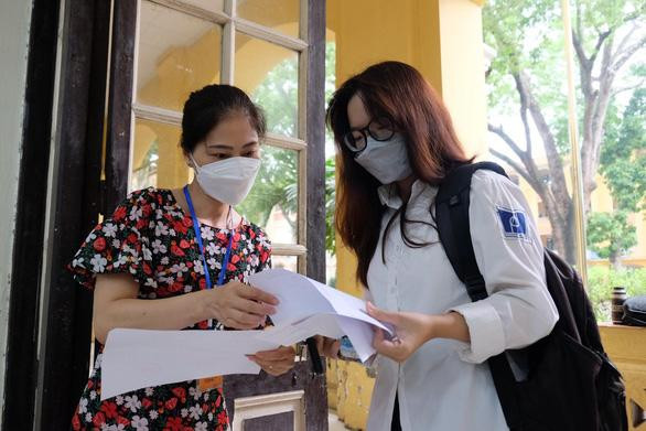 Kiểm tra thẻ CCCD, giấy báo dự thi trước khi vào phòng nghe quy chế thi, điểm thi THPT Phan Đình Phùng, Hà Nội. Ảnh: Tuổi trẻ