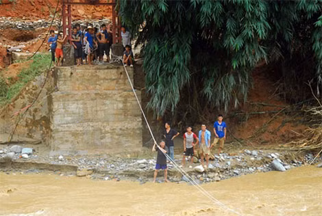 Ròng rọc được huy động để tiếp tế lương thực cho người dân bị cô lập ở Lào Cai.