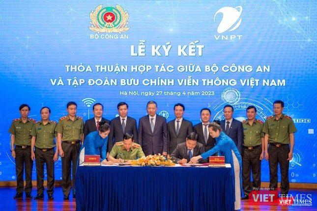 Đại diện Bộ Công an và đại diện VNPT ký thỏa thuận hợp tác. Đại diện Bộ Công an và đại diện VNPT ký thỏa thuận hợp tác.