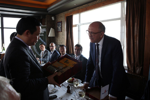 Phó Thủ tướng Vương Đình Huệ tặng quà Thị trưởng thành phố Ostend bằng hàng nông sản Việt Nam.