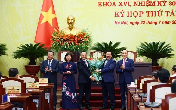 Lãnh đạo TP. Hà Nội chúc mừng tân Chủ tịch UBND TP. Hà Nội Trần Sỹ Thanh - Ảnh: VGP