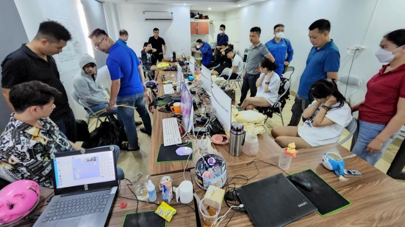 Lực lượng Công an bắt giữ các đối tượng có liên quan cùng tang vật vụ án.