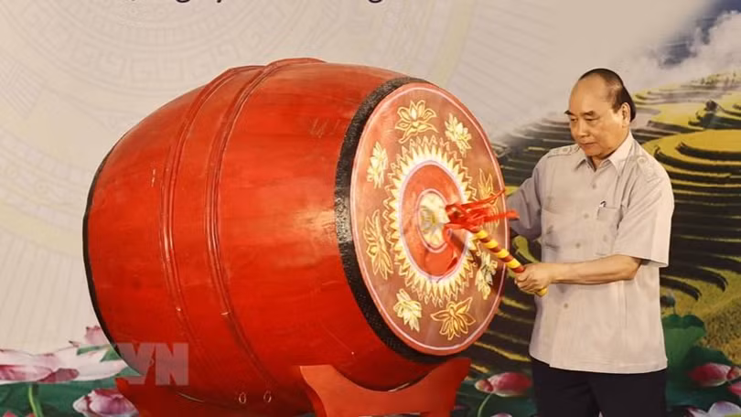 Chủ tịch nước Nguyễn Xuân Phúc đánh trống khai giảng năm học mới (ảnh tư liệu - chụp năm 2021).