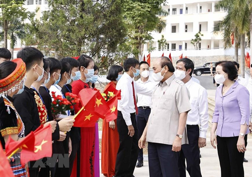 Chủ tịch nước Nguyễn Xuân Phúc và học sinh nhân ngày khai trường (ảnh tư liệu). Chủ tịch nước Nguyễn Xuân Phúc và học sinh nhân ngày khai trường (ảnh tư liệu).