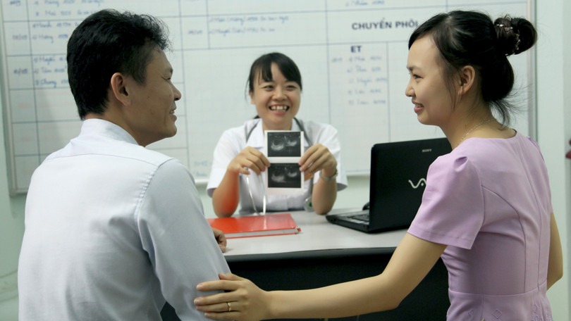 Sau một quá trình điều trị vô sinh rất vất vả, đôi vợ chồng nở nụ cười hạnh phúc khi biết mình đã có con.