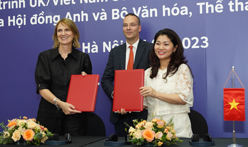 Ông Scott McDonald, TGĐ Hội đồng Anh toàn cầu (giữa) chứng kiến lễ ký kết hợp tác giữa Cục Hợp tác Quốc tế (Bộ VH, TT&DL) và Hội đồng Anh tại Việt Nam. 