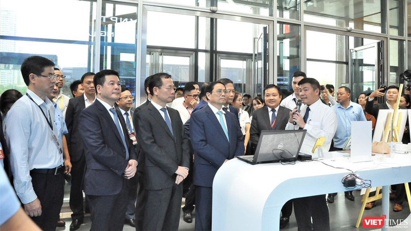 Thủ tướng Chính phủ Phạm Minh Chính và lãnh đạo các bộ, ngành tới tham quan khu vực trình diễn các giải pháp số của VNPT tại Industry 4.0 Summit 2023.