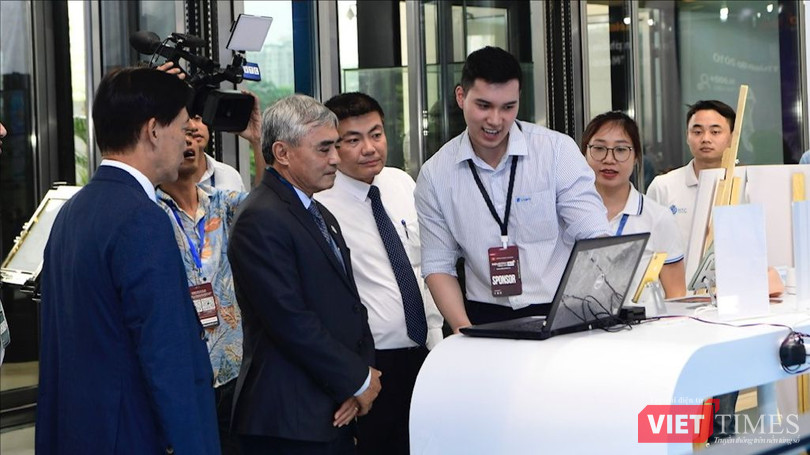 vt_Khách tham quan khu trình diễn của VNPT.jpg