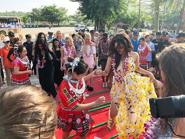 15 bức ảnh biết nói về vẻ đẹp thuần khiết và bí ẩn của Hoa hậu Thế giới ảnh 5