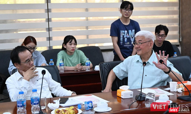 Giáo sư Yinyu Ye trao đổi với các cán bộ, học viên của Học viện.