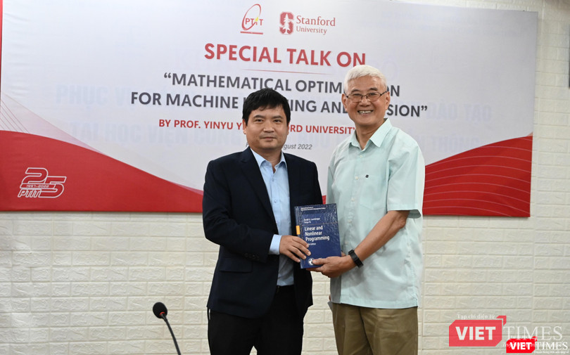 Giáo sư Yinyu Ye tặng sách "Lập trình tuyến tính và phi tuyến tính" cho GS.TS. Đặng Hoài Bắc - Giám đốc Học viện.