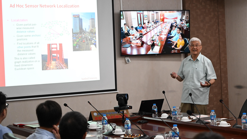 Giáo sư Yinyu Ye - Viện Kỹ thuật Tính toán và Toán học, Đại học Stanford - nói chuyện với cán bộ, giáo viên và học viên Học viện Công nghệ Bưu chính Viễn thông.