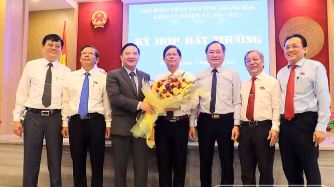 Ông Nguyễn Khắc Định - Ủy viên Trung ương Đảng, Bí thư Tỉnh ủy (thứ 3 từ trái qua) cùng các vị lãnh đạo tỉnh tặng hoa, chúc mừng ông Nguyễn Tấn Tuân (đứng giữa) khi vừa được bầu làm Chủ tịch UBND tỉnh trong kì họp bất thường ngày 21/2. Ảnh: Cổng thông tin