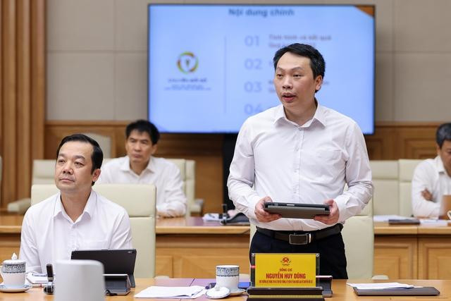 Lãnh đạo Bộ Thông tin và Truyền thông báo cáo tại Phiên họp