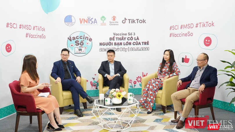 Các khách mời tham dự buổi trao đổi “Để giáo viên là người bạn lớn của trẻ”, trong khuôn khổ chương trình "Vaccine số".