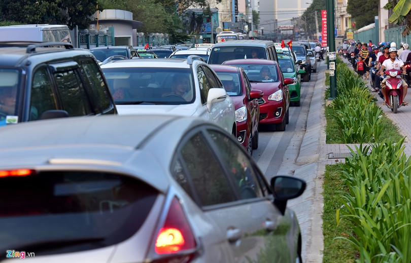 Tp.HCM: Nhiều người chạy bộ tới sân bay Tân Sơn Nhất ảnh 8