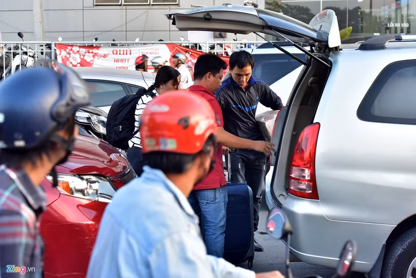 Tp.HCM: Nhiều người chạy bộ tới sân bay Tân Sơn Nhất ảnh 10