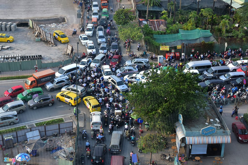 Tp.HCM: Nhiều người chạy bộ tới sân bay Tân Sơn Nhất ảnh 6