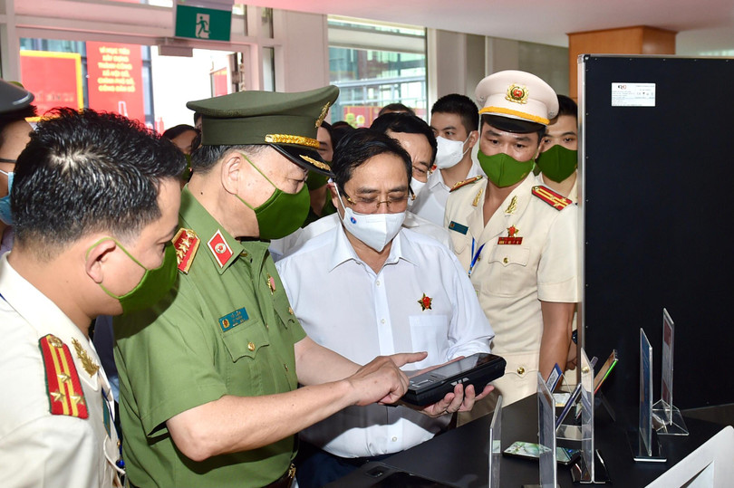 Thủ tướng Chính phủ Phạm Minh Chính tham quan khu vực trưng bày các trang thiết bị phục vụ Dự án Cơ sở dữ liệu quốc gia về dân cư.