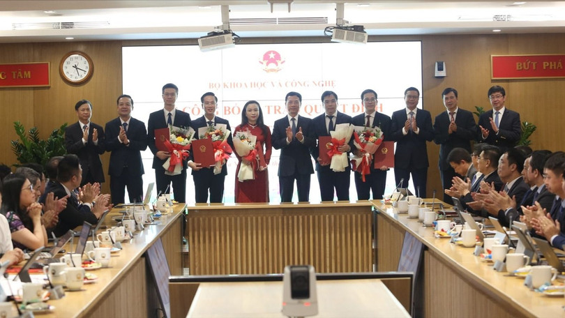 Bộ trưởng Nguyễn Mạnh Hùng, các Thứ trưởng tặng hoa và chúc mừng các cán bộ được bổ nhiệm. Ảnh: Bộ KH&CN.