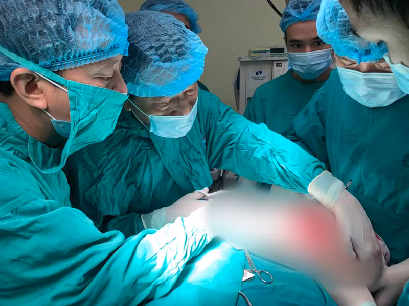 Các bác sĩ phẫu thuật loại bỏ khối u to cho bà V.