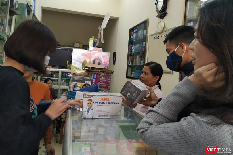 Vài giờ sau khi WHO tuyên bố dịch virus Corona là tình trạng khẩn cấp toàn cầu, giá bán khẩu trang tại Hà Nội tiếp tục tăng, gấp 5-6 lần so với ngày thường. Ảnh: Anh Lê.