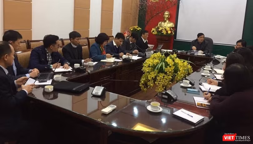 Ông Lương Ngọc Khuê - Cục trưởng Cục Quản lý Khám, chữa bệnh (Bộ Y tế) chủ trì cuộc họp bàn cách tuyên truyền ứng phó virus Corona mới.