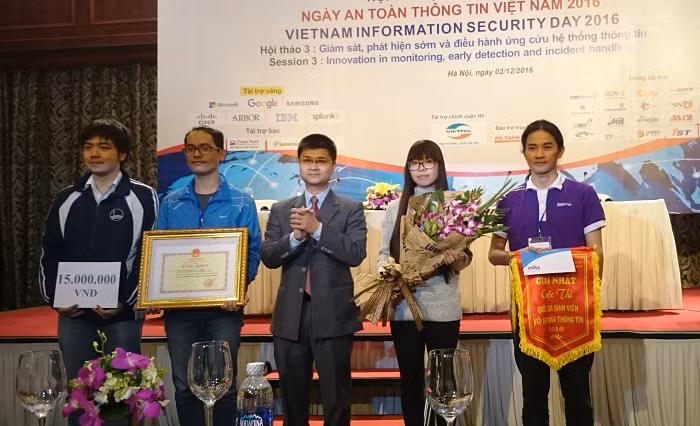 Ông Tô Hồng Nam, đại diện Bộ GD&ĐT trao giải Nhất cho đội N/A của Đại học Công nghệ - Đại học Quốc gia Hà Nội.